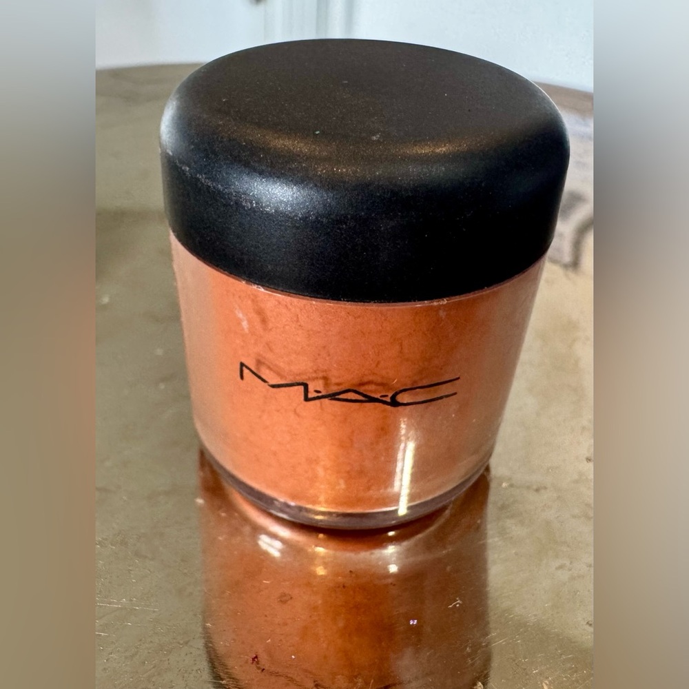 MAC Cosmetics Off the Radar loose pigment